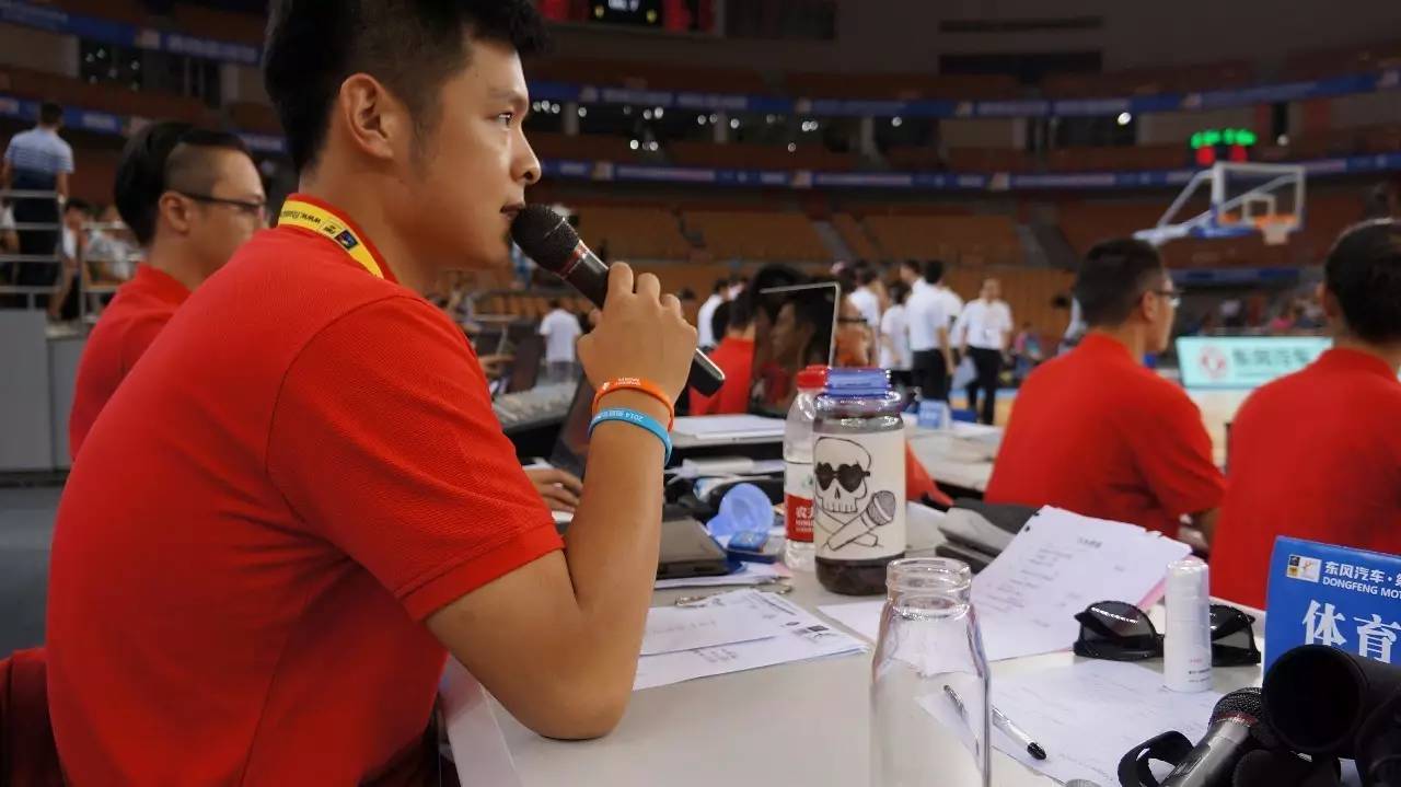 人物 篮球解说连睿爱喝茶的老干部style(图2)